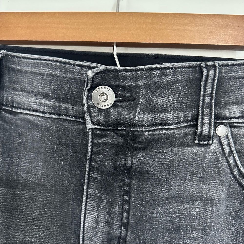 Torrid Bombshell Skinny Gray Raw‎ Hem Distressed Jeans 20R - Picture 4 of 6